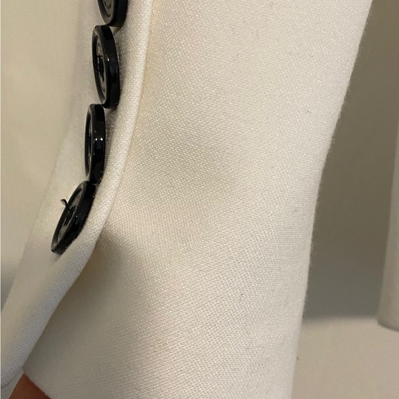 BURBERRY WHITE TUXEDO BLAZER, SIZE  6 YELLOW STAINS AND WEAR ON THE NECK& BOTTOM - Picture 11 of 14